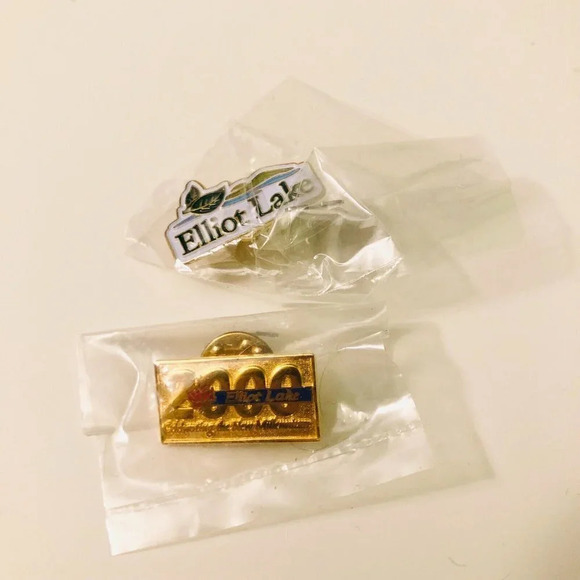 Assorted Lot of 13 Elliot  Lake Pins Canadian Canada - Picture 12 of 16